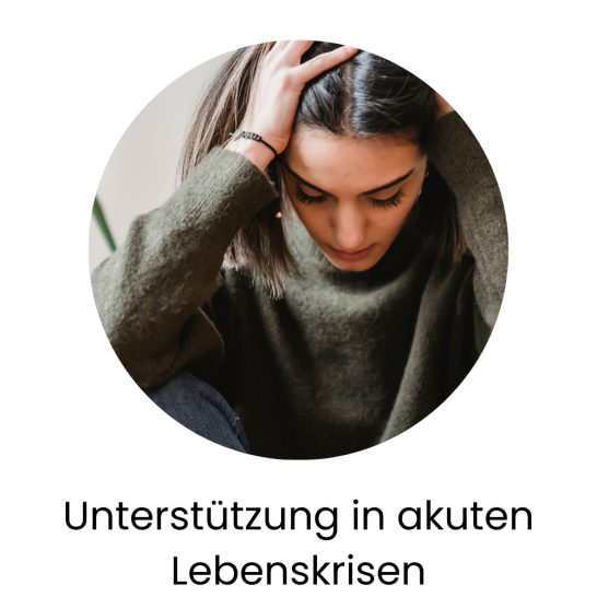 Frau in einem grünen Pullover, nachdenklich mit gesenktem Kopf.