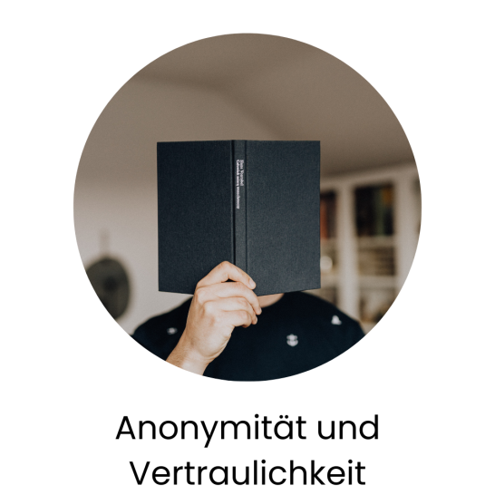 Person hält ein schwarzes Notizbuch vor das Gesicht, symbolisiert Anonymität und Vertraulichkeit.