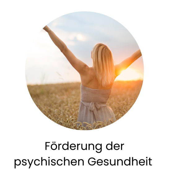 Frau mit ausgebreiteten Armen vor einer sonnigen Landschaft, die psychische Gesundheit fördert.