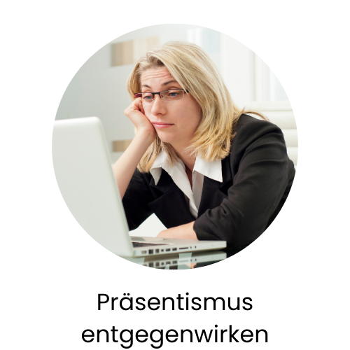 Frau mit Brille, nachdenklich vor einem Laptop sitzend.