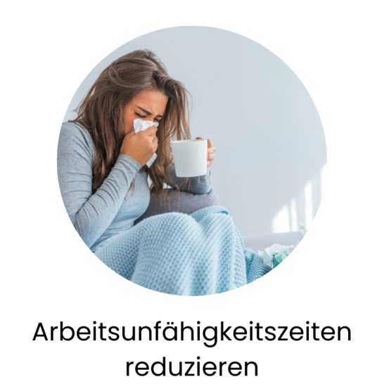 Frau sitzt mit einer Tasse in der Hand und schnäuzt ihre Nase in ein Taschentuch.