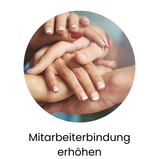 Viele Hände, die übereinander liegen, symbolisieren Zusammenarbeit und Mitarbeiterbindung.