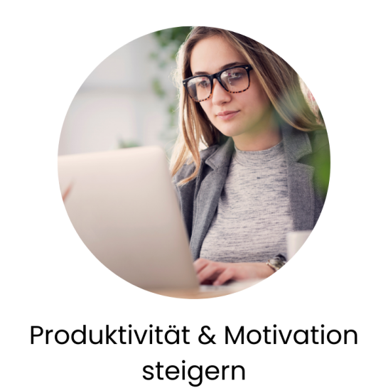 Frau mit Brille arbeitet am Laptop, um Produktivität und Motivation zu steigern.