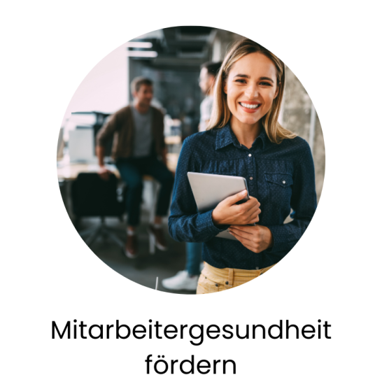 Lächelnde Frau mit Tablet, gefördert durch Mitarbeitergesundheit.